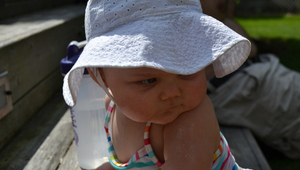 Бебе с лятна шапка