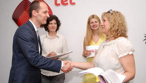 Милан Залетел връчва договора на ОУ "Христо Ботев", Бургас