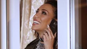 Мария Илиева позира с новия си телефон Samsung