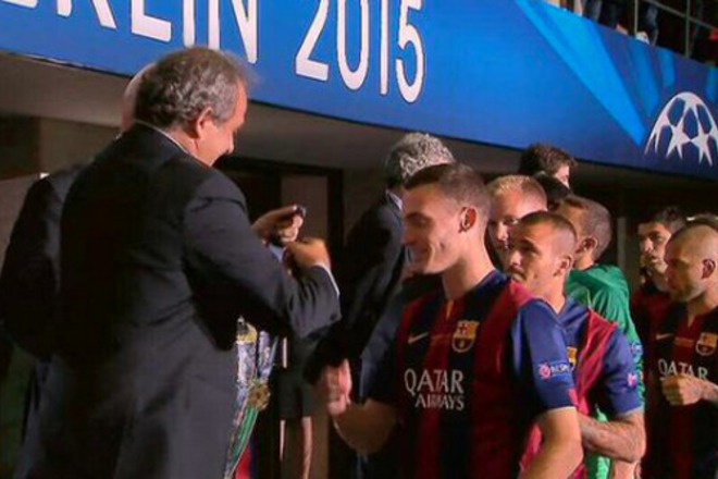 Mishel platini nagrazhdava futbolistite na barselona