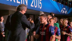 Мишел Платини награждава футболистите на "Барселона"