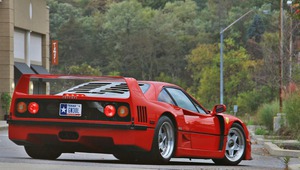 Скъпа кола под дъжда