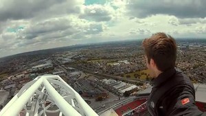 Джеймс Кингстън върху покрива на "Уембли"