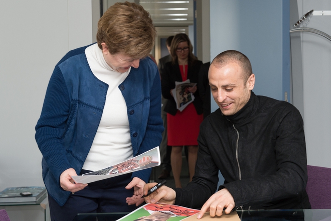 Berbatov dava avtografi v bryuksel