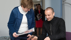 Бербатов дава автографи в Брюксел