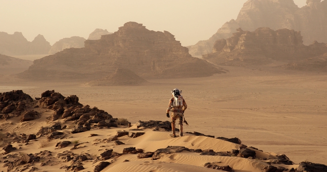Мат Деймън насред марсианския пейзаж