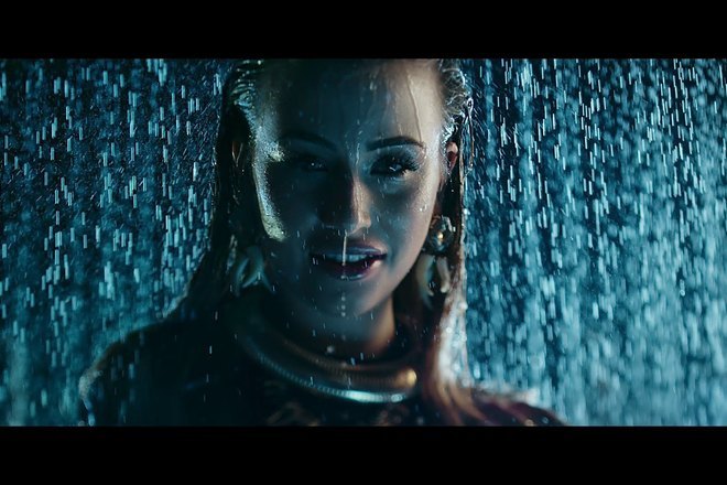 Geri nikol v klipa si s krisko