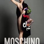 Кейти Пери се съблече заради Moschino