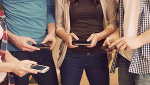 Днешните млади са неразделни с мобилните си устройства