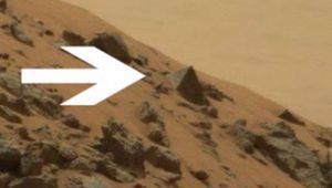 "Пирамида" на Марс