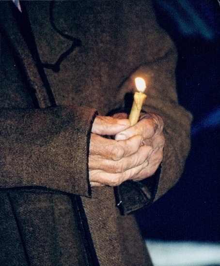 Запалена свещица в ръцете на дядо Добри