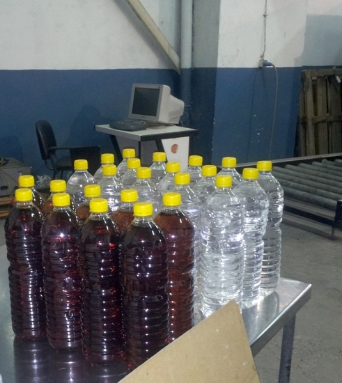 Пластмасови бутилки с алкохол, задържани на митницата