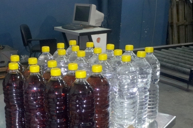 Plastmasovi butilki s alkohol zadarzhani na mitnitsata