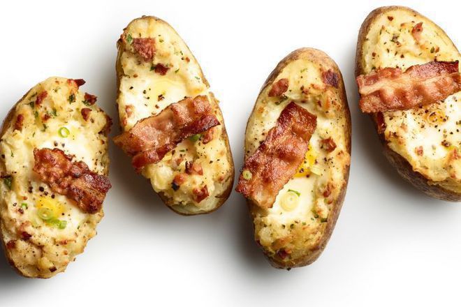 Pecheni palneni kartofi sas zelen luk yaytsa i bekon