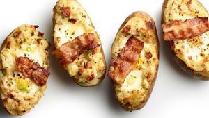 Печени пълнени картофи със зелен лук, яйца и бекон