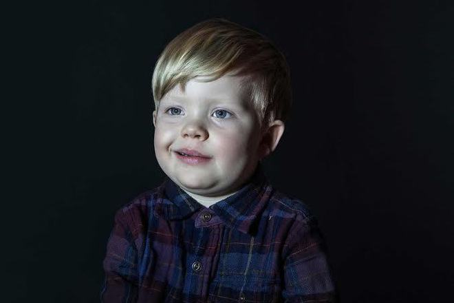 Detsa pred televizora