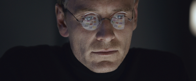Майкъл Фасбендър с очилата на Стив Джобс