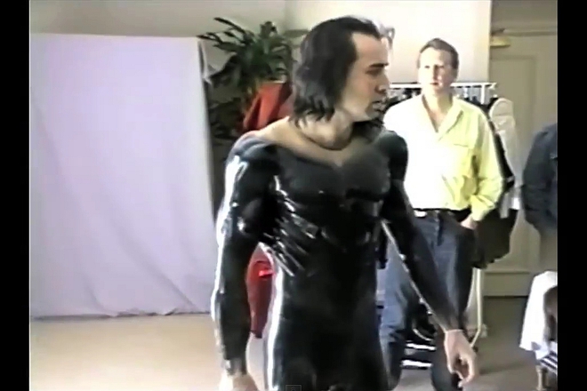 Nikalas keydzh v kostyuma na supermen