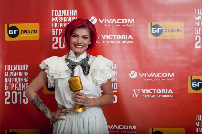 Жана Бергендорф с наградата от "БГ радио" за дебют