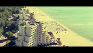 Кадър от клипа на "Д2" с Бобо и Лора Караджова