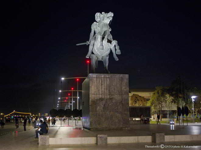 Крайбрежната улица на Солун нощем