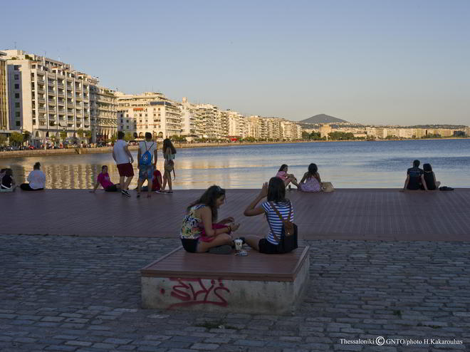 Млади хора по крайбрежието на Солун
