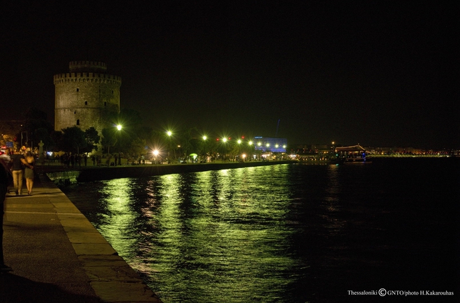 Крайбрежната алея в Солун нощем