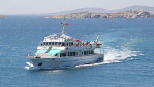 Ферибот, плаващ между гръцките острови