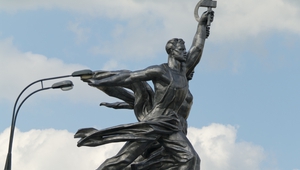 Работник и колхозничка със сърп и чук в ръце