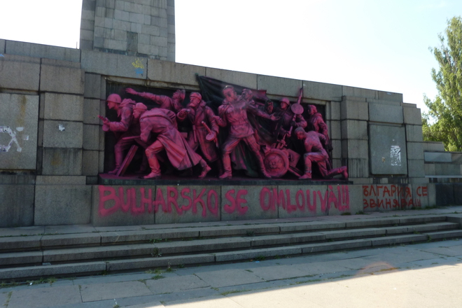 Pametnikat na savetskata armiya izrisuvan v rozovo