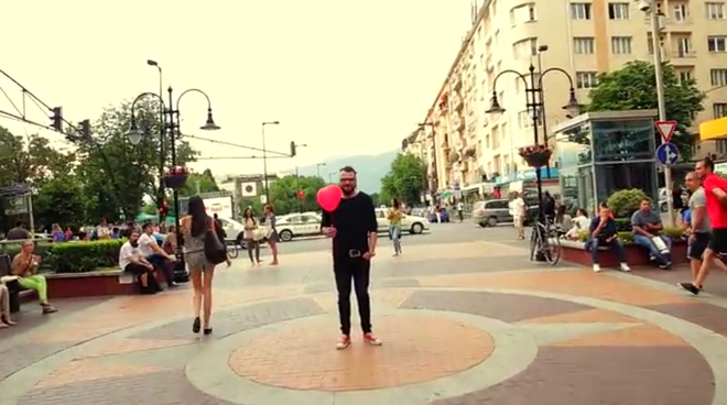 Димо от P.I.F. по "Витошка" в клипа на "Юли"