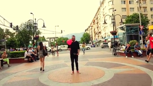 Димо от P.I.F. по "Витошка" в клипа на "Юли"