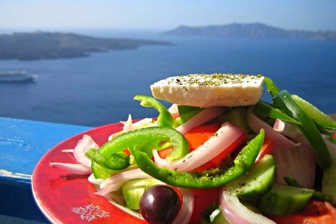 Gratska salata na fona na moreto