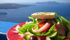 Гръцка салата на фона на морето