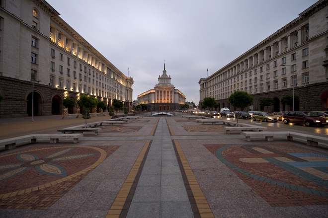 Столичното ларго по мръкване