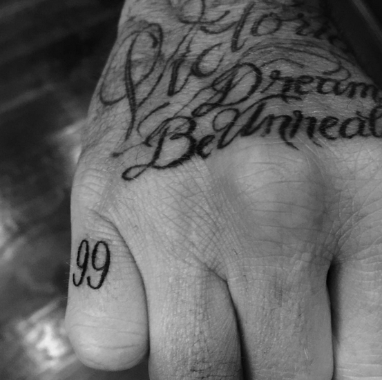 Дейвид Бекъм си татуира "99"