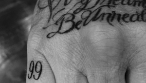 Дейвид Бекъм си татуира "99"