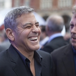 Джордж Клуни демонстрира холивудските си зъби