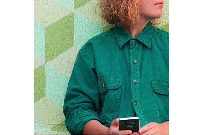 Zhena v zeleno sas smartfon samsung galaxy edge 6