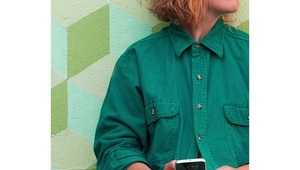 Жена в зелено със смартфон "Самсунг Galaxy Edge 6"