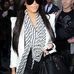Ким Кардашиян с черни очила "Порше"