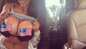 Моделът Клоуи Мафия в пилотската кабина