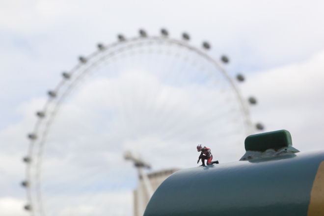 Антмен се оглежда за опасности в големия град