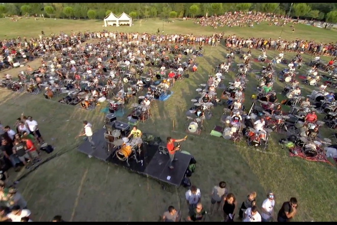 1000 muzikanti v italiya sviryat hit na fu faytars