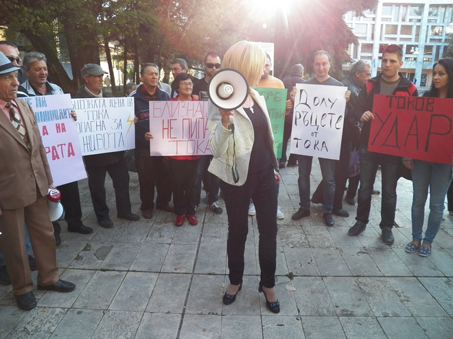 Мая Манолова на протест, с мегафон в ръка, септември 2014