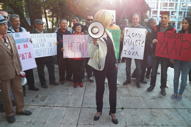 Maya manolova na protest s megafon v raka septemvri 2014