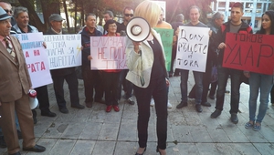 Мая Манолова на протест, с мегафон в ръка, септември 2014