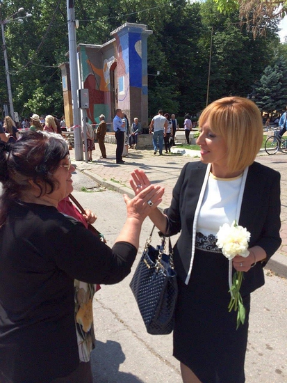 Мая Манолова се поздравява с почитателка