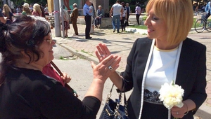 Мая Манолова се поздравява с почитателка