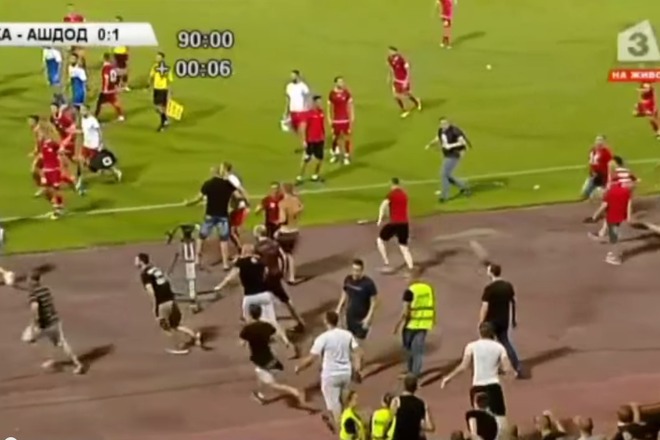 Fenove na tsska presledvat protivnikovi futbolisti